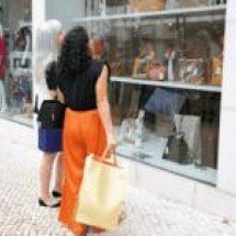 Mães: desejo de consumo em alta e bolso em baixa - Freepik 