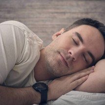 Por que sentimos sono depois de comer: fluxo sanguíneo e hormônios da digestão explicam o cansaço pós-refeição - Portal Giro 10