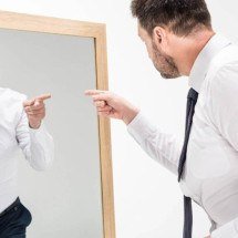 O espelho não inverte o mundo: o curioso paradoxo da reflexão e o erro que nossa mente insiste em repetir - Portal Giro 10
