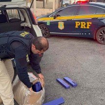 Atraída pelo cheiro, PRF apreende 35kg de maconha em carro com criança - Divulga&ccedil;&atilde;o PRF