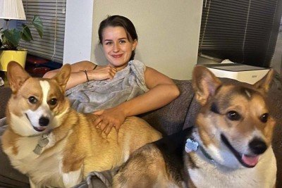 Hannah e Jack tinham 22 anos cada quando começaram a cuidar de animais de estimação e a viajar pelo mundo. -  (crédito: Hannah Cleaver)