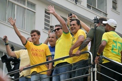 Deputado federal Nikolas Ferreira (PL-MG) e o senador Flávio Bolsonaro (PL) durante manifestação 'Acorda Brasil'       -  (crédito:  Nelson Almeida/AFP)