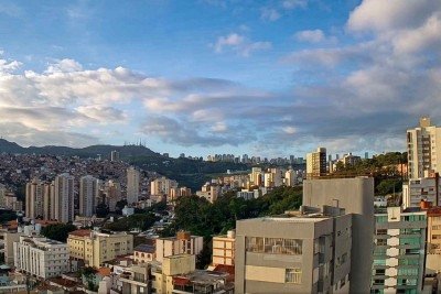 feriado do Dia do Trabalhador amanhece com poucas nuvens no Bairro Luxemburgo, Regi&atilde;o Centro-Sul de BH -  (crédito: Reprodu&ccedil;&atilde;o/Clima ao Vivo)