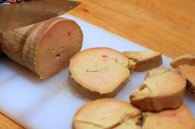 Existem classificações específicas que determinam a qualidade do foie gras. O chamado “foie gras entier” é considerado o mais nobre, composto por um ou dois lóbulos inteiros do fígado, enquanto versões como blocos e patês podem conter emulsões ou pedaços menores. -  (crédito: Wikimedia Commons/Asavaa )