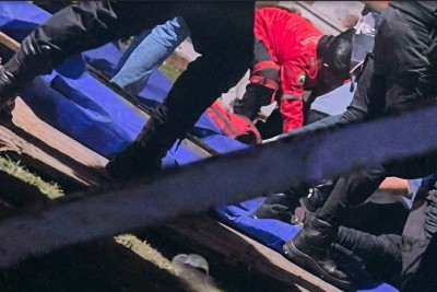 Entre as ferragens e partes das estruturas colapsadas do camarote parte do p&uacute;blico ajudava bombeiros civis e militares a socorrer feridos -  (crédito: Redes Sociais)