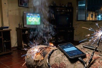 Inc&ecirc;ndio que se alastrou do sof&aacute; para o restante da casa teria come&ccedil;ado ap&oacute;s um curto-circuito no cabo de um carregador de celular que estava sobre o estofado -  (crédito: IA Google)