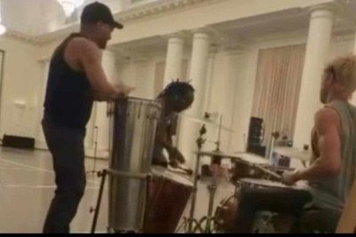 Banda de Shakira faz ensaio descontraído no Copacabana Palace -  (crédito: Redes sociais/Reprodução)