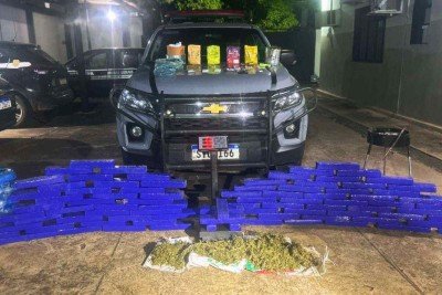 Barras de maconha estocadas em um bunker no Centro-Oeste de Minas Gerais poderiam render mais de R$ 3 milh&otilde;es ao tr&aacute;fico -  (crédito: PMMG)