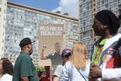 Manifestantes vão às ruas de BH pelo fim da escala 6x1 -  (crédito: Alexandre Guzanshe / EM / D.A. Press)