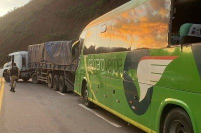 O CBMMG n&atilde;o repassou mais detalhes sobre as circunst&acirc;ncias da batida ou sobre as v&iacute;timas -  (crédito: Divulga&ccedil;&atilde;o CBMMG)