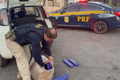 A PRF informou que, durante a abordagem, os policiais perceberam um forte odor caracter&iacute;stico de maconha -  (crédito: Divulga&ccedil;&atilde;o PRF)