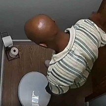 'Casa do Patrão' exibe participante urinando e causa polêmica nas redes - Redes sociais/Reprodução