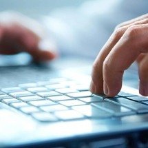 A alma da voz humana: por que o cérebro rejeita dublagens por IA e como microvariações da fala natural desafiam a tecnologia - Portal Giro 10