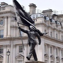 Banksy confirma que está por trás de estátua que surgiu no centro de Londres - PA Media