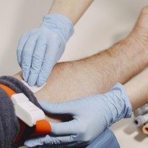 Doença rara no Brasil ganha tratamento que dispensa idas ao hospital  -  Prostooleh/Magnific/Freepik