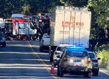 V&aacute;rias unidades de atendimento e at&eacute; um helic&oacute;ptero dos bombeiros atenderam o socorro &agrave;s v&iacute;timas do acidente na MGC-135, em Mirabela, Norte de Minas -  (crédito: CBMMG)