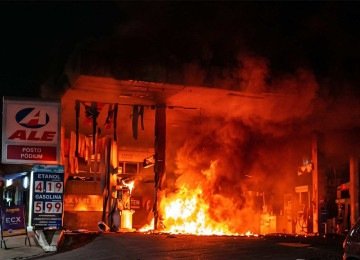 O fogo se alastrou por duas bombas e atingiu o forro de PVC do posto de abastecimento, depois que ladr&otilde;es bateram o carro nos equipamentos, em Justin&oacute;polis -  (crédito: CBMMG)