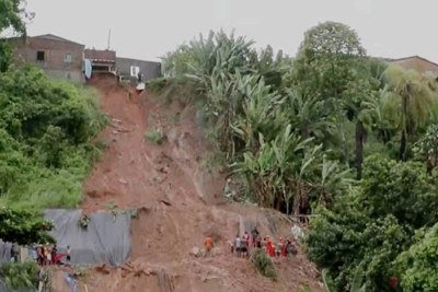 Bombeiros atendem ocorrência em Passarinho, Olinda, onde duas pessoas morreram em deslizamento na sexta-feira (1º)  -  (crédito: Reprodução/SBT)