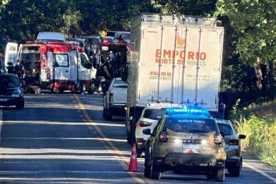 V&aacute;rias unidades de atendimento e at&eacute; um helic&oacute;ptero dos bombeiros atenderam o socorro &agrave;s v&iacute;timas do acidente na MGC-135, em Mirabela, Norte de Minas -  (crédito: CBMMG)
