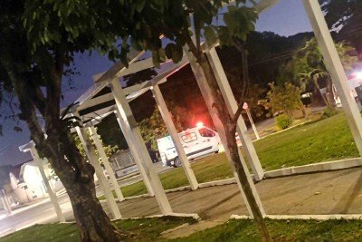 Ambul&acirc;ncias que prestaram socorro aos convidados feridos em desabamento de casamento passam pela pra&ccedil;a de Bambu&iacute; rumo ao atendimento -  (crédito: Reprodu&ccedil;&atilde;o/Redes Sociais)