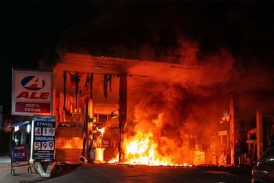 O fogo se alastrou por duas bombas e atingiu o forro de PVC do posto de abastecimento, depois que ladr&otilde;es bateram o carro nos equipamentos, em Justin&oacute;polis -  (crédito: CBMMG)