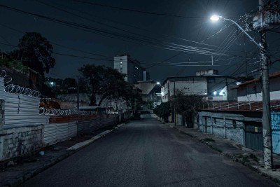 Rua onde fica a obra invadida no Bairro Cachoeirinha. Mesmo com avisos de vigil&acirc;ncia canina, o suspeito pulou o muro e foi atacado -  (crédito: Reprodu&ccedil;&atilde;o/Google StreetView)