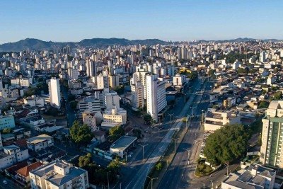 Dia amanheceu claro e com poucas nuvens em Belo Horizonte, como na foto do bairro Ipiranga, na Regi&atilde;o Nordeste, a partir de onde se v&ecirc; a Serra do Curral -  (crédito: Clima ao Vivo)