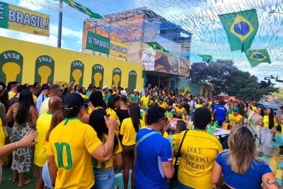 Banda transforma o asfalto e as bandeirinhas em um palco de exaltação às cinco estrelas mundiais do Brasil -  (crédito: Jair Amaral/EM/D.A Press)