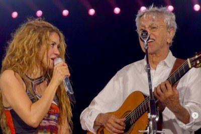 Shakira e Caetano Veloso dividem o microfone em 'Leãozinho', no palco montado na Praia de Copacabana -  (crédito: Caetano Veloso/Instagram/Felipe Veloso)