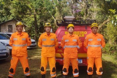 Militares que realizaram o resgate do jovem paulista em montanha mineira -  (crédito: Corpo de Bombeiros/Reprodução)