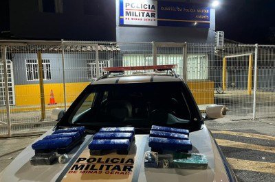Um homem, de 37 anos, foi preso com 19 barras de maconha e 1 tablete prensado de crack no carro que dirigia. Ele tentou fugir e agrediu militares com socos -  (crédito: Divulga&ccedil;&atilde;o PMMG)
