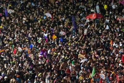 Multidão ocupa a areia de Copacabana para ver o show gratuito da cantora Shakira -  (crédito: Daniel RAMALHO / AFP)