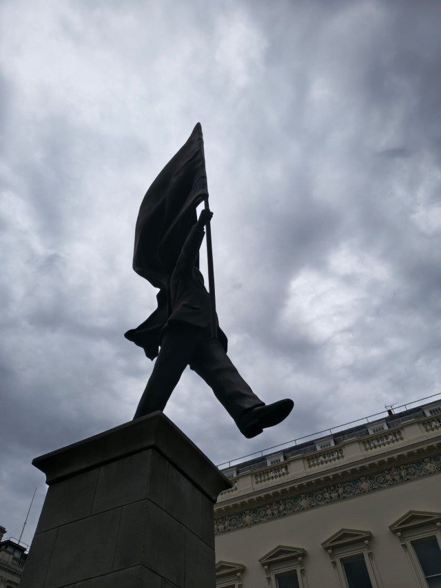 O artista Banksy confirmou a autoria da estátua que apareceu no centro de Londres-Benny Cohen/EM/D.A Press
