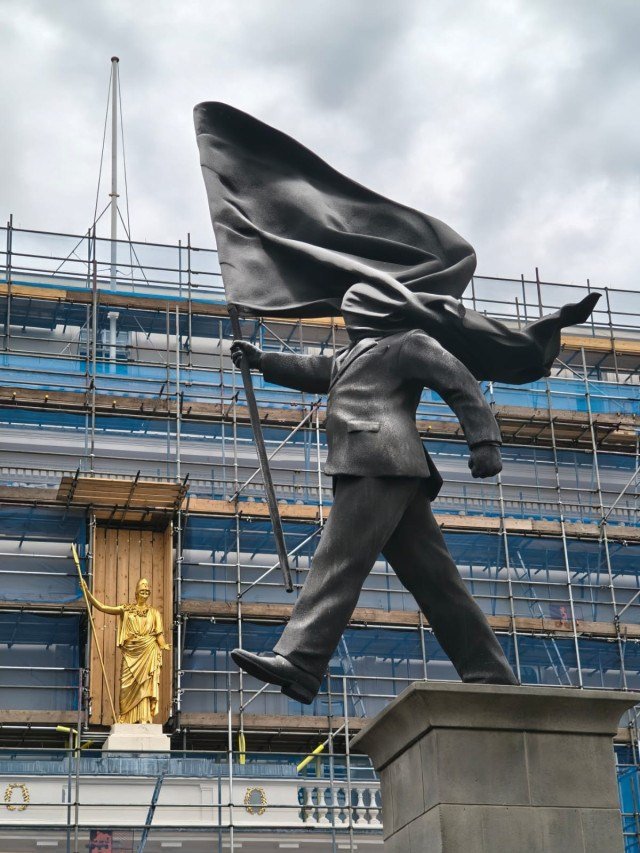O artista Banksy confirmou a autoria da estátua que apareceu no centro de Londres-Benny Cohen/EM/D.A Press