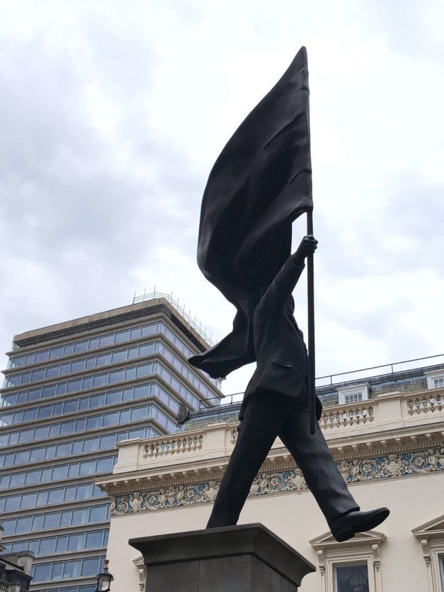 O artista Banksy confirmou a autoria da estátua que apareceu no centro de Londres-Benny Cohen/EM/D.A Press