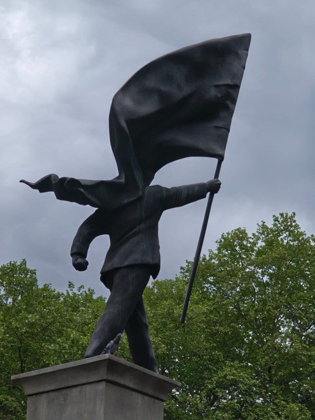 O artista Banksy confirmou a autoria da estátua que apareceu no centro de Londres-Benny Cohen/EM/D.A Press