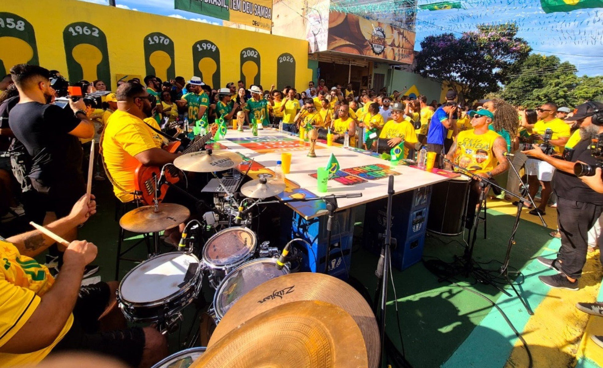 Grava&ccedil;&atilde;o lotou a rua em Santa Luzia
