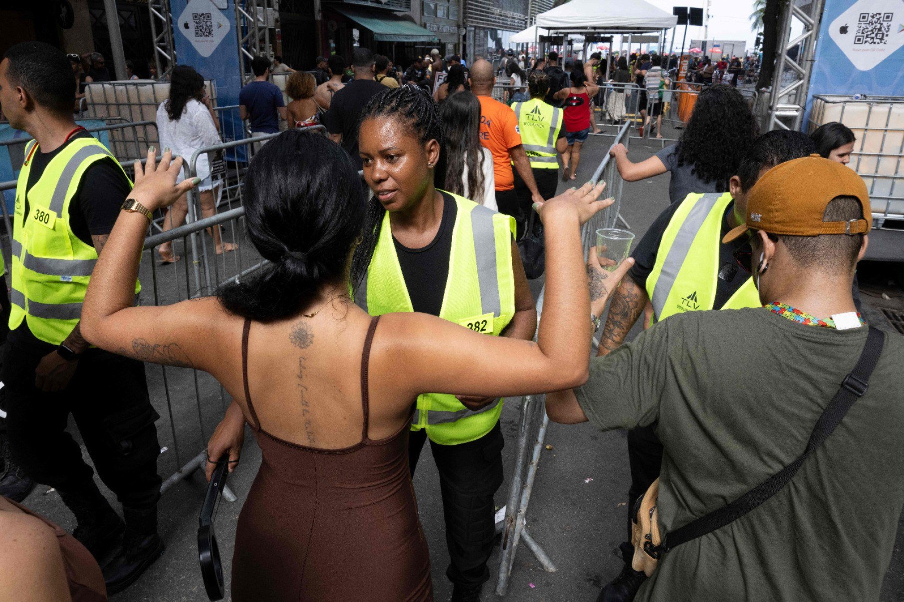 Equipe de segurança revista público nos acessos ao show de Shakira em Copacabana