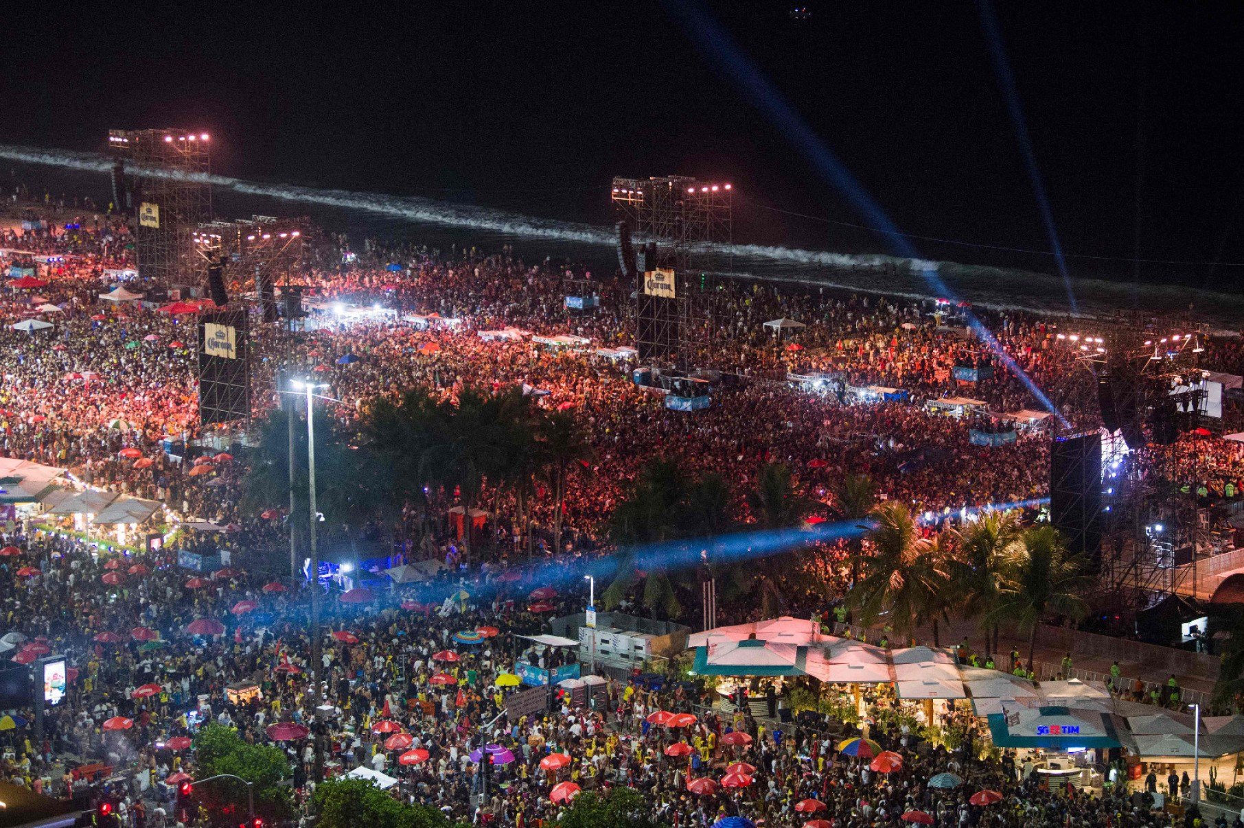 Vista aérea mostra a dimensão do público na orla carioca