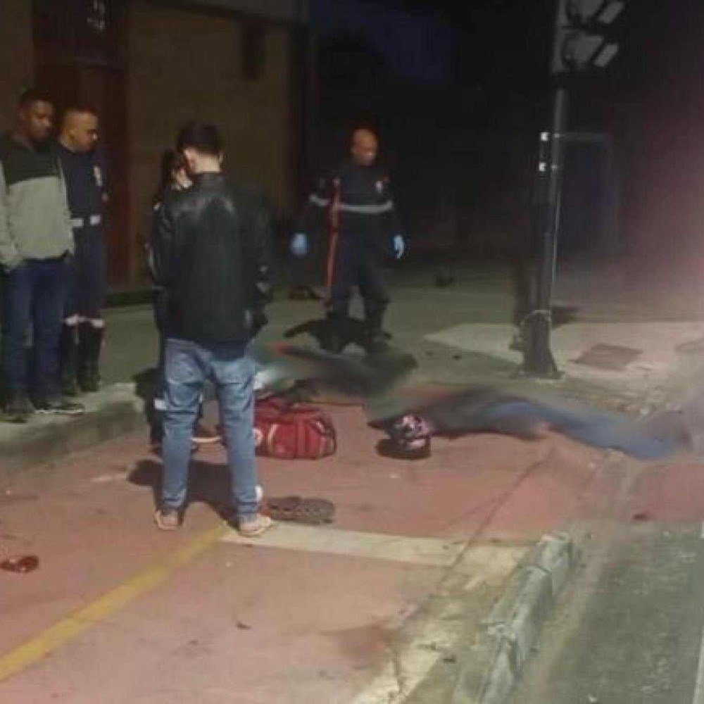 Batida violenta contra poste mata motociclista e garupa em BH
