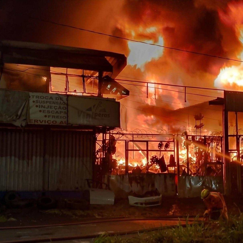 Explosões e fogo intenso destroem ferro-velho em Uberlândia