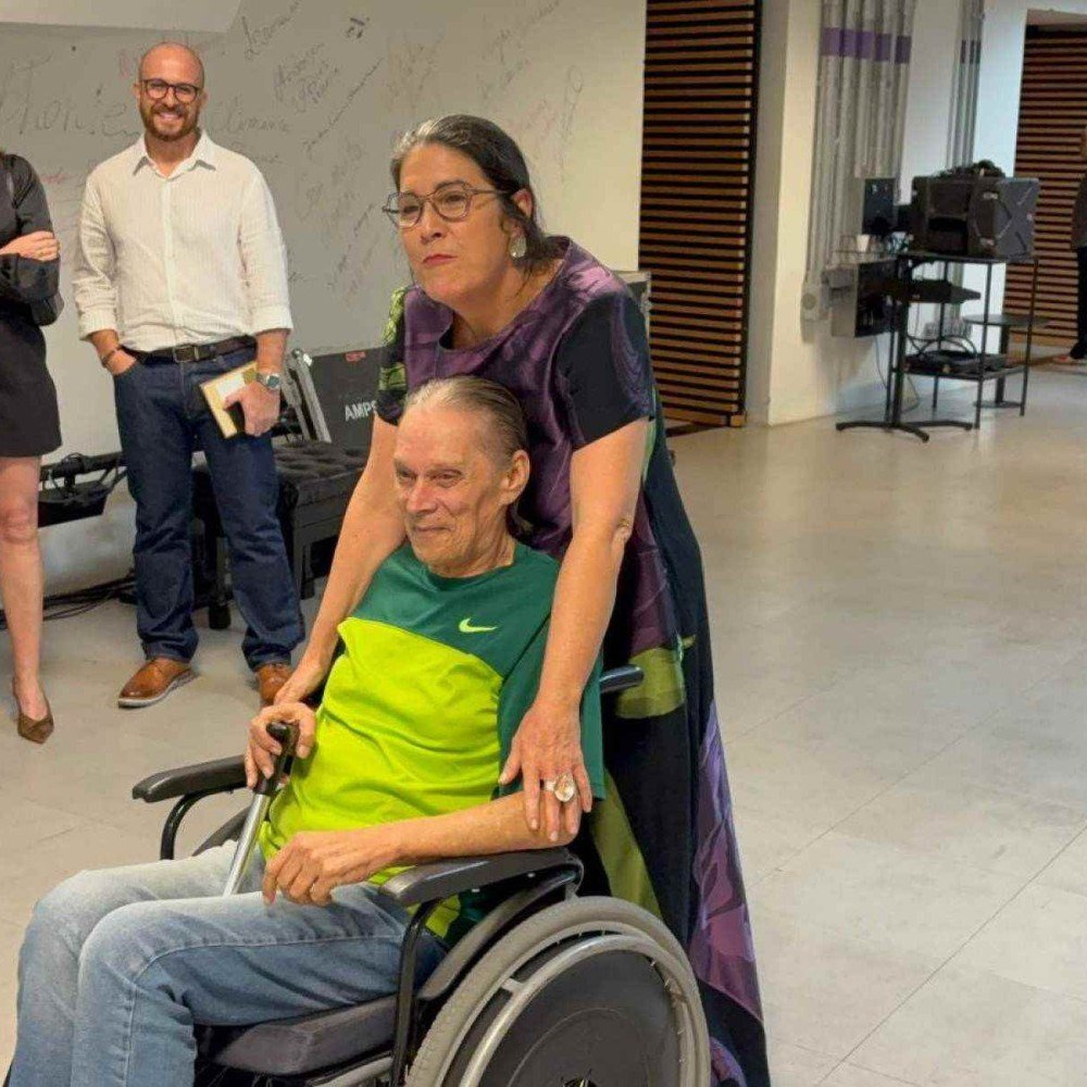 Mônica Salmaso se emociona ao conhecer o Bebeto da canção 'Paula e Bebeto'