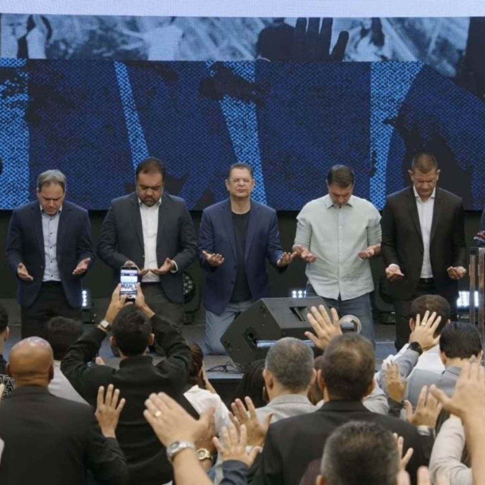 Flávio Bolsonaro recebe apoio de Malafaia durante culto no RJ