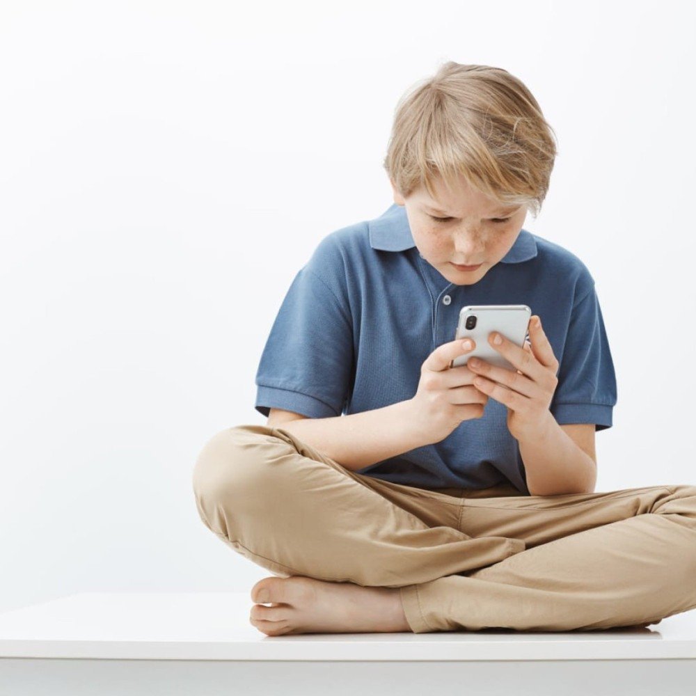 Infância sob estímulo constante: O que o excesso de telas está fazendo com