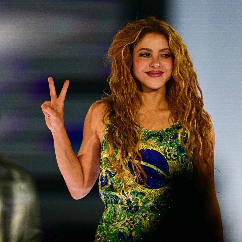 Shakira dedica show às mulheres, fala português e uiva em Copacabana