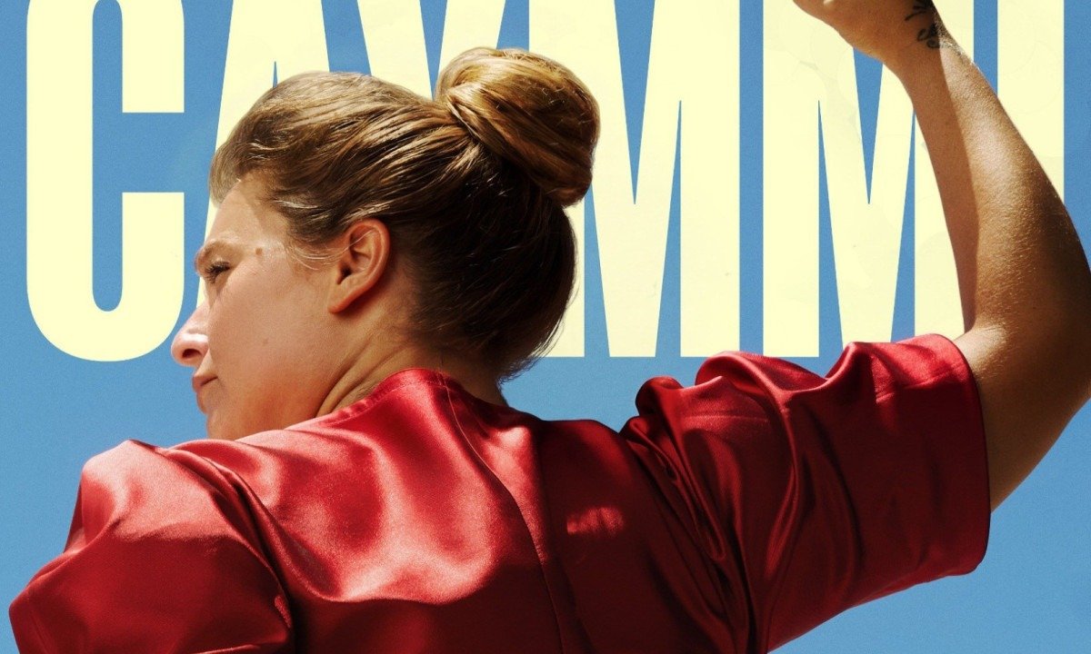 Alice Caymmi est&aacute; de costas, de vestido vermelho, com o bra&ccedil;o direito levantado na capa do disco Caymmi