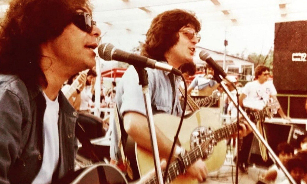 Luiz Guedes e Thomas Roth tocam viol&atilde;o e cantam em show no Parque Barigui, em Curitiba, nos anos 1980