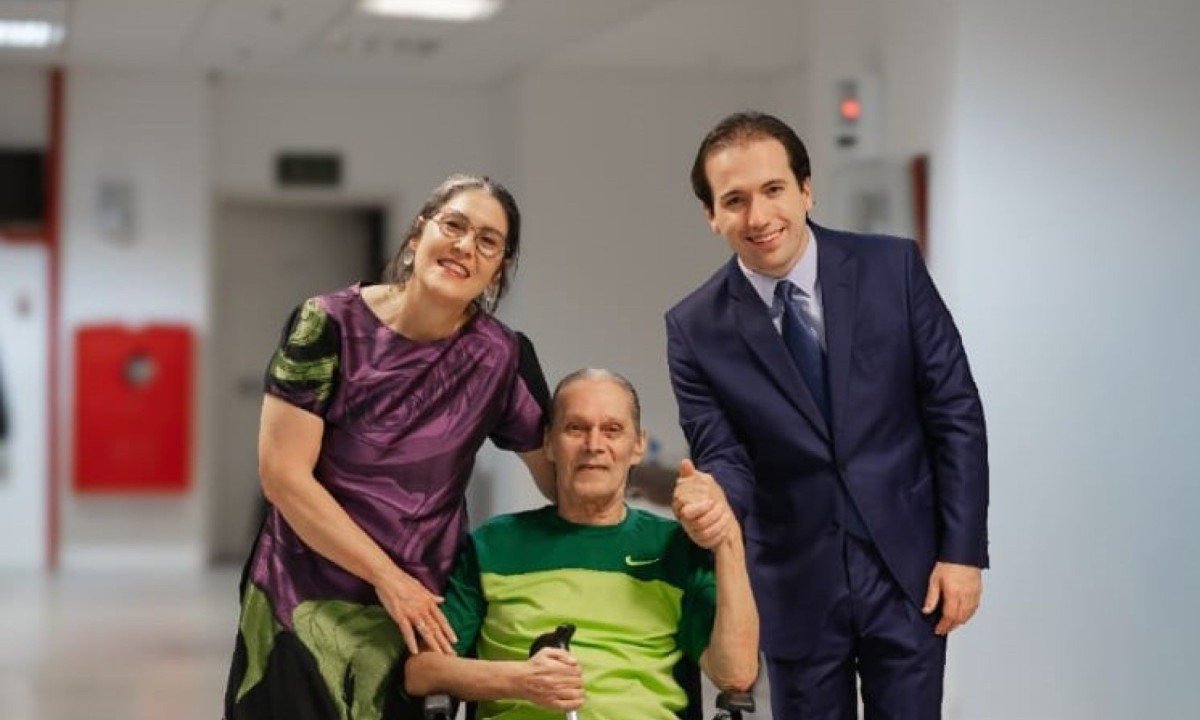 A cantora M&ocirc;nica Salmaso com Bebeto, da can&ccedil;&atilde;o Paula e Bebeto, sentado na cadeira de rodas, e o maestro Jos&eacute; Soares posam para foto sorrindo