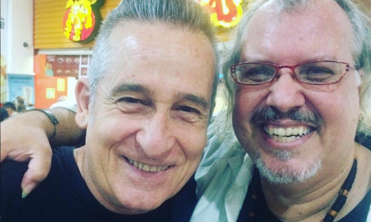 Os m&uacute;sicos Thomas Roth e Chico Lobo est&atilde;o abra&ccedil;ados e sorriem para a c&acirc;mera