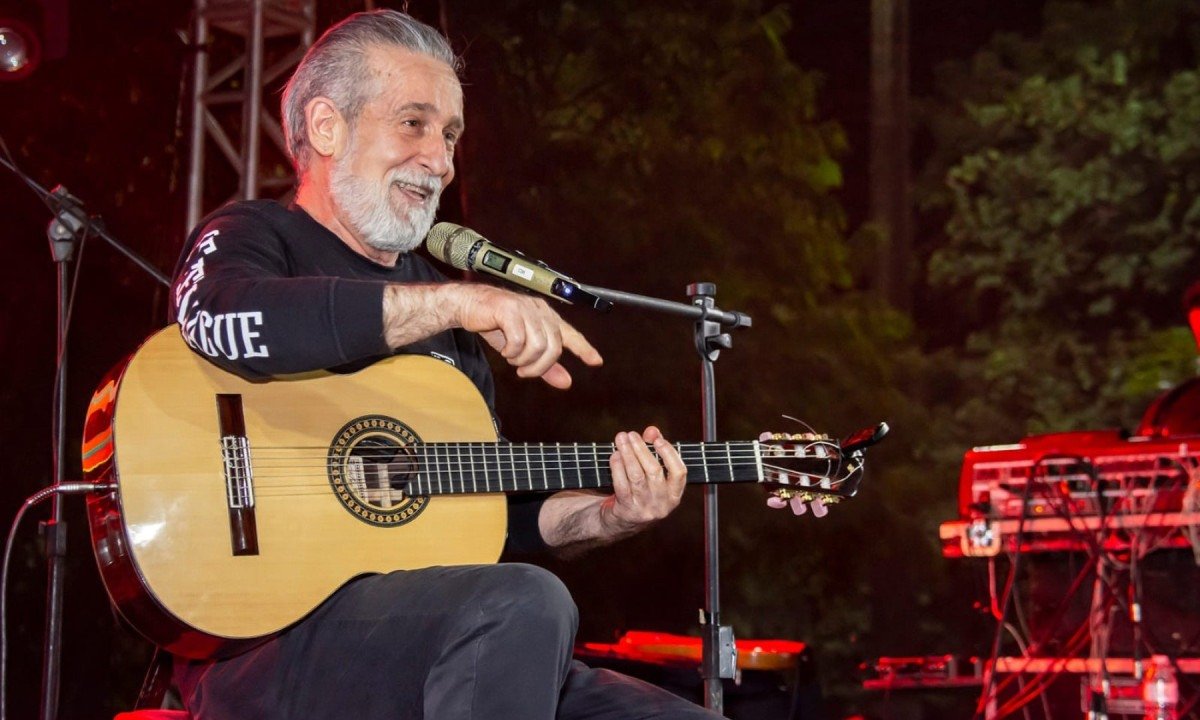 Thomas Roth toca viol&atilde;o e canta durante show